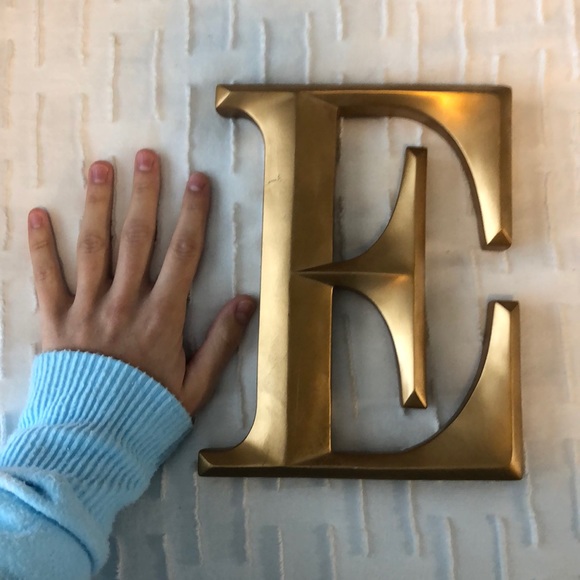 Gold “E” sign - Picture 2 of 3